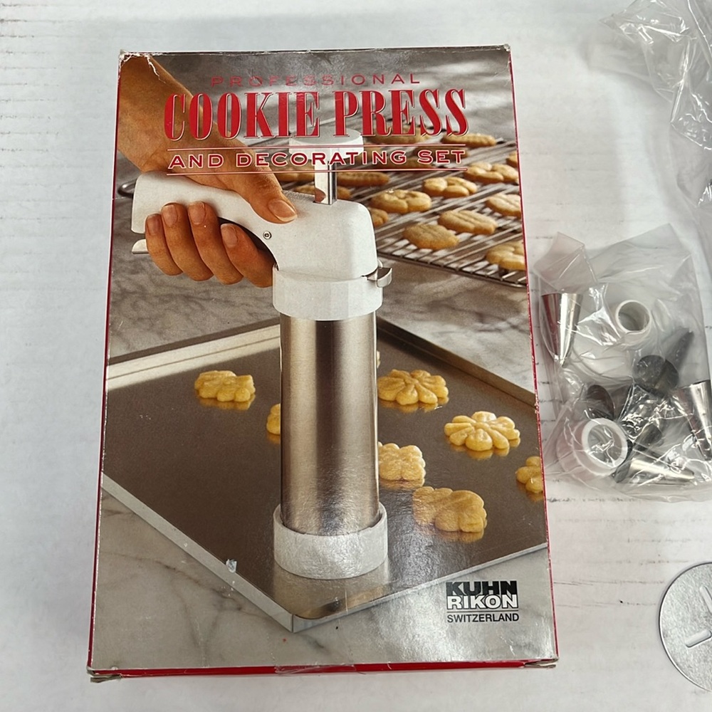 Kuhn Rikon - Cookie Press and Decorating Set - 17 Disks - 6 Cake
Decorating Tips